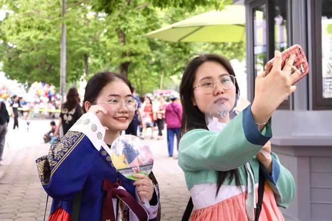 Giới trẻ Hà Nội thích thú check-in trên con đường văn hóa Hàn Quốc - Ảnh 8.