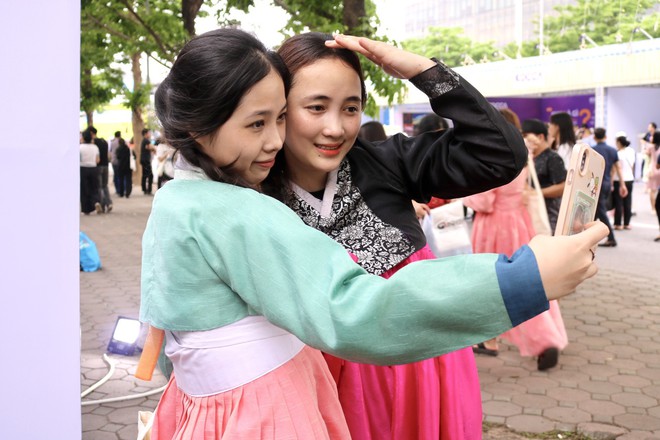 Giới trẻ Hà Nội thích thú check-in trên con đường văn hóa Hàn Quốc - Ảnh 7.
