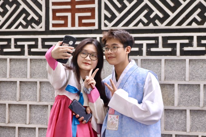 Giới trẻ Hà Nội thích thú check-in trên con đường văn hóa Hàn Quốc - Ảnh 6.