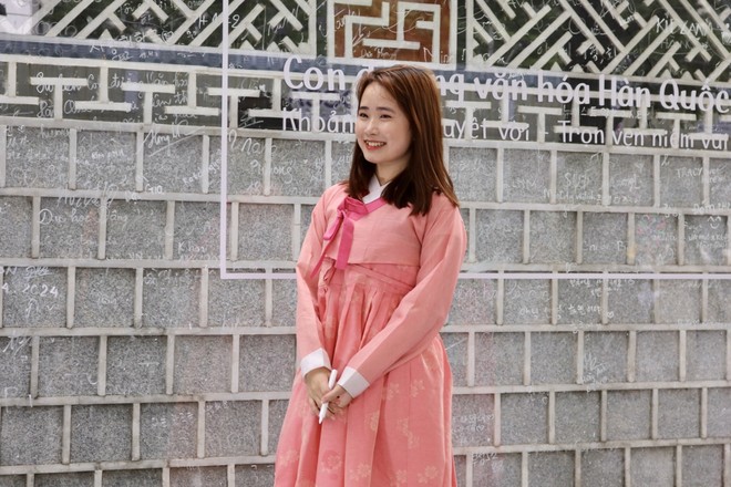 Giới trẻ Hà Nội thích thú check-in trên con đường văn hóa Hàn Quốc - Ảnh 5.