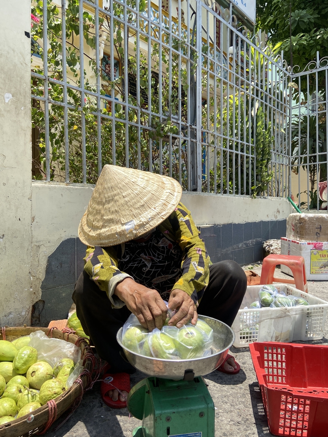 C&ocirc; b&aacute;n tr&aacute;i c&acirc;y mưu sinh giữa c&aacute;i nắng thi&ecirc;u đốt của TP.HCM: "C&ocirc; khỏe lắm, thiếu canxi n&ecirc;n ngồi phơi nắng"- Ảnh 4.