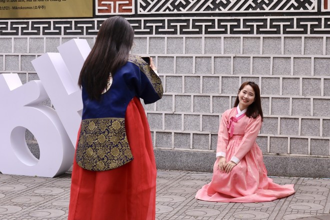 Giới trẻ Hà Nội thích thú check-in trên con đường văn hóa Hàn Quốc - Ảnh 4.