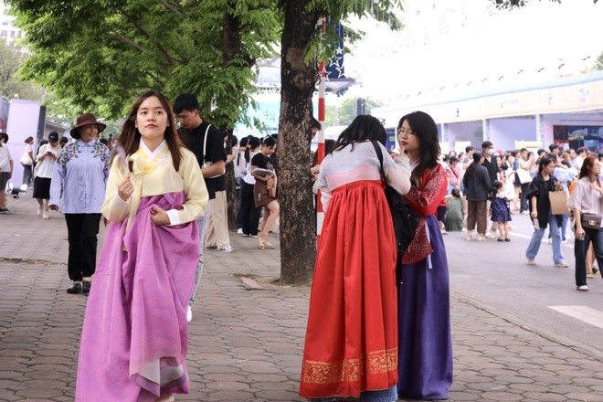 Giới trẻ Hà Nội thích thú check-in trên con đường văn hóa Hàn Quốc - Ảnh 3.
