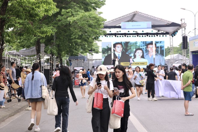 Giới trẻ Hà Nội thích thú check-in trên con đường văn hóa Hàn Quốc - Ảnh 2.