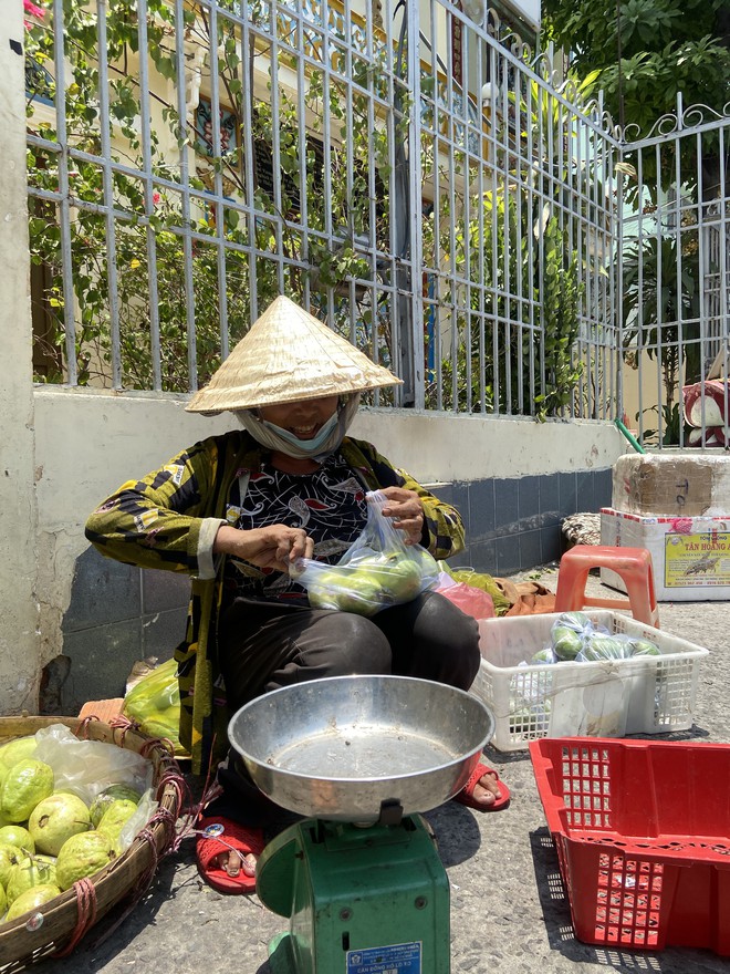 C&ocirc; b&aacute;n tr&aacute;i c&acirc;y mưu sinh giữa c&aacute;i nắng thi&ecirc;u đốt của TP.HCM: "C&ocirc; khỏe lắm, thiếu canxi n&ecirc;n ngồi phơi nắng"- Ảnh 2.