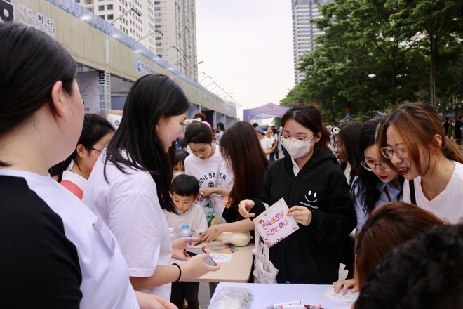 Giới trẻ Hà Nội thích thú check-in trên con đường văn hóa Hàn Quốc - Ảnh 20.