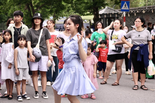 Giới trẻ Hà Nội thích thú check-in trên con đường văn hóa Hàn Quốc - Ảnh 19.