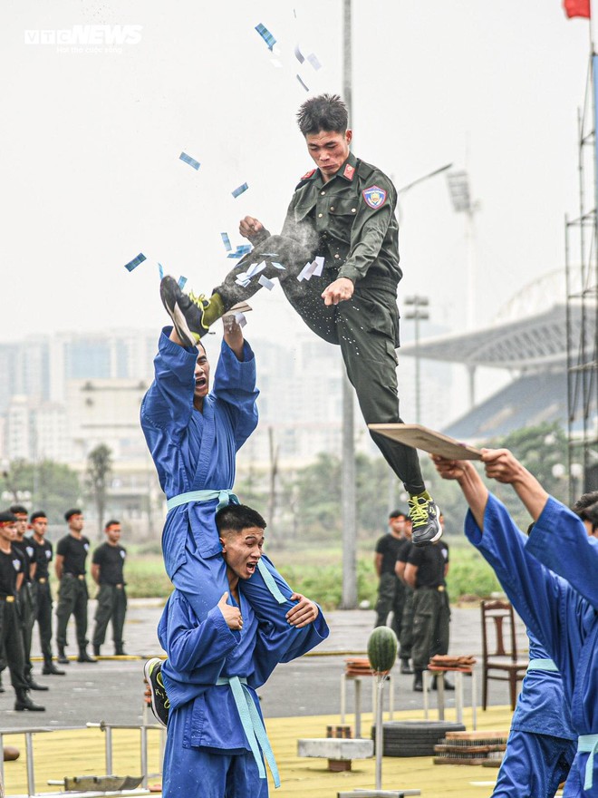 Nữ Cảnh sát đặc nhiệm kẹp đao vào cổ kéo ô tô, nằm trên bàn chông phá đá - Ảnh 16.