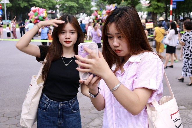 Giới trẻ Hà Nội thích thú check-in trên con đường văn hóa Hàn Quốc - Ảnh 16.