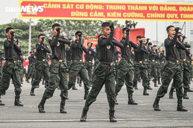 Nữ Cảnh sát đặc nhiệm kẹp đao vào cổ kéo ô tô, nằm trên bàn chông phá đá - Ảnh 13.