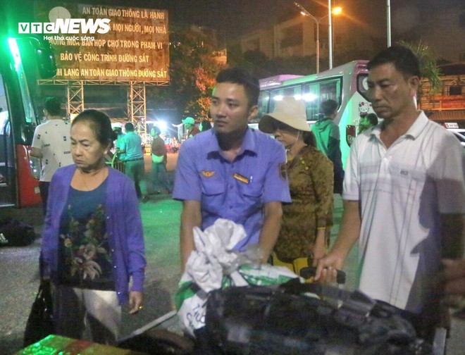 Sạt lở hầm Bãi Gió, nhân viên đường sắt xuyên đêm trung chuyển hành khách - Ảnh 4.