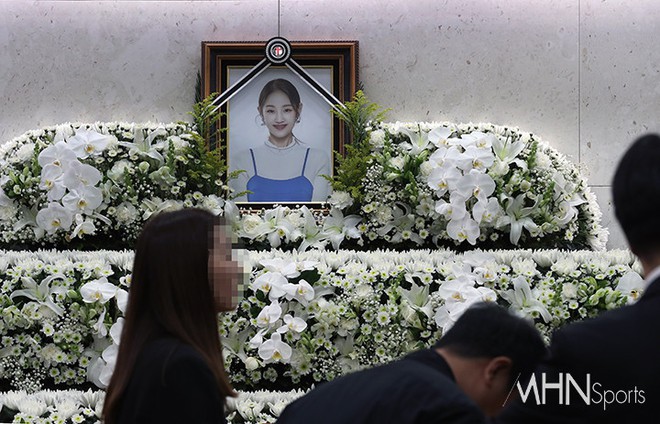Lễ tang nữ ca sĩ Park Bo Ram: Nụ cười rạng rỡ tuổi 30 trên di ảnh khiến khán giả xót xa - Ảnh 5.