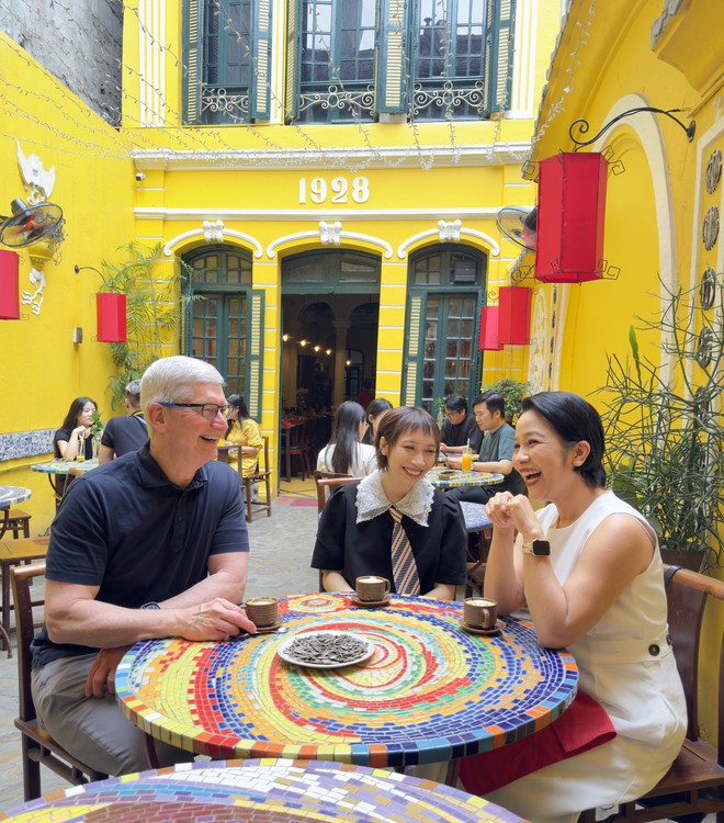 CEO Tim Cook uống cafe trứng và ăn hạt hướng dương cùng Mỹ Linh - Mỹ Anh ở Hà Nội - Ảnh 7.