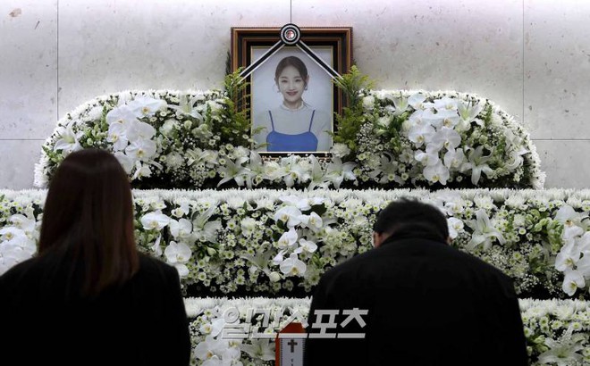 Lễ tang nữ ca sĩ Park Bo Ram: Nụ cười rạng rỡ tuổi 30 trên di ảnh khiến khán giả xót xa - Ảnh 4.
