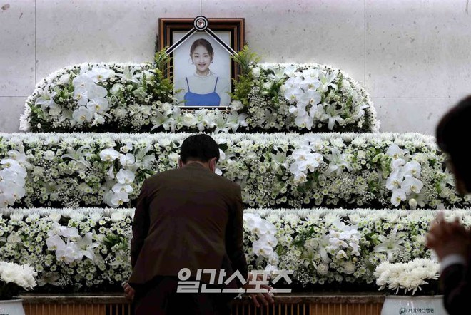 Lễ tang nữ ca sĩ Park Bo Ram: Nụ cười rạng rỡ tuổi 30 trên di ảnh khiến khán giả xót xa - Ảnh 6.
