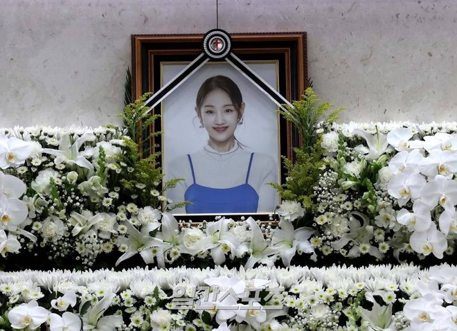 Lễ tang nữ ca sĩ Park Bo Ram: Nụ cười rạng rỡ tuổi 30 trên di ảnh khiến khán giả xót xa - Ảnh 2.