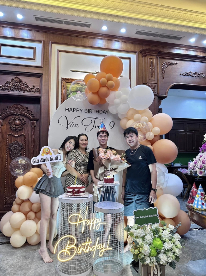 Chủ tịch Văn Toàn đón sinh nhật trong biệt thự bạc tỷ, em gái tiết lộ gia đình mất 15 năm mới làm được một điều cho anh trai - Ảnh 2.
