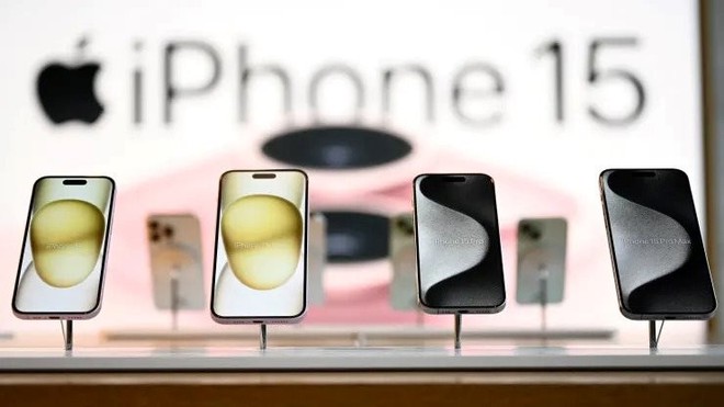 CEO Tim Cook nhận tin sét đánh trong ngày vi vu cà phê trứng Hà Nội: Doanh số iPhone giảm gần 2 chữ số, mất luôn ngôi vị top 1 thị trường - Ảnh 2.