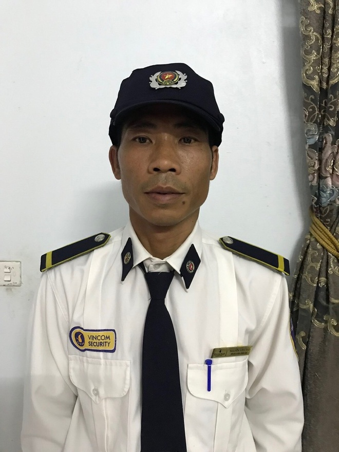 Vụ chồng v&aacute;c dao ch&eacute;m vợ cũ: Bảo vệ kể lại khoảnh khắc ngăn cản người đ&agrave;n &ocirc;ng hung h&atilde;n - Ảnh 2.