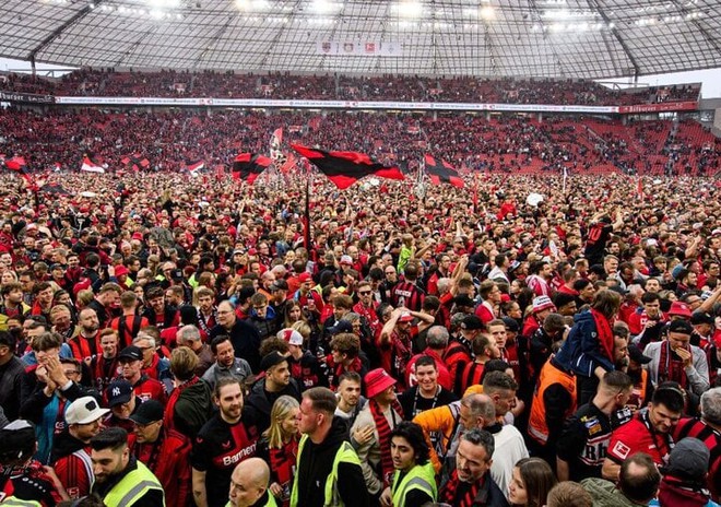 Bay Arena vỡ sân trong ngày Bayer Leverkusen vô địch - Ảnh 1.