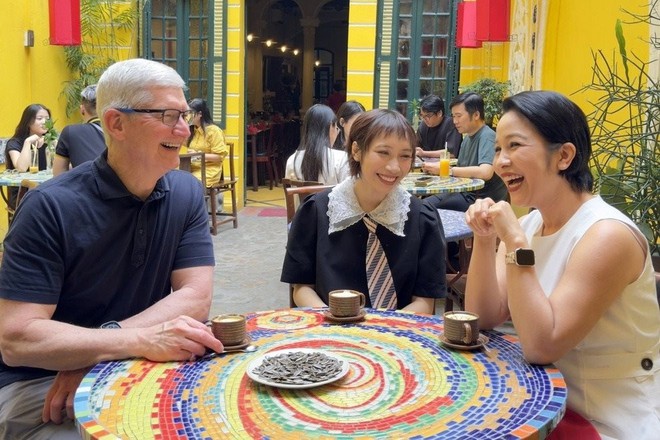 CEO Tim Cook nhận tin sét đánh trong ngày vi vu cà phê trứng Hà Nội: Doanh số iPhone giảm gần 2 chữ số, mất luôn ngôi vị top 1 thị trường - Ảnh 1.