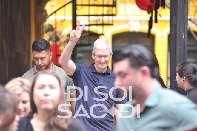 Những hình ảnh đầu tiên của CEO Apple Tim Cook tại Việt Nam - rời khách sạn 5 sao, đi cafe phố cổ - Ảnh 4.