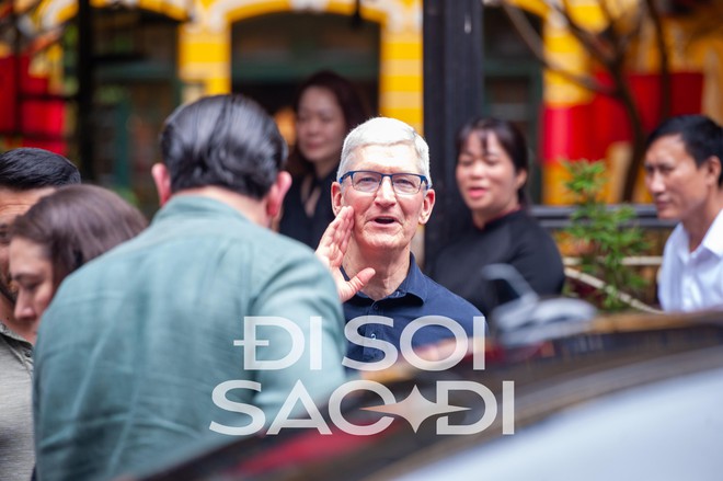Những hình ảnh đầu tiên của CEO Apple Tim Cook tại Việt Nam - rời khách sạn 5 sao, đi cafe phố cổ - Ảnh 3.