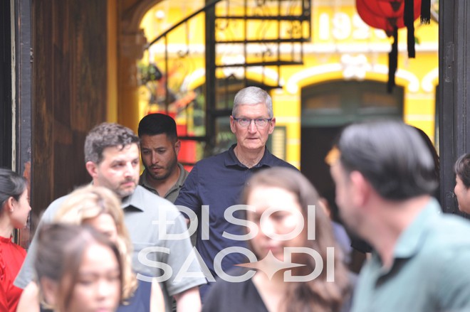 Những hình ảnh đầu tiên của CEO Apple Tim Cook tại Việt Nam - rời khách sạn 5 sao, đi cafe phố cổ - Ảnh 5.
