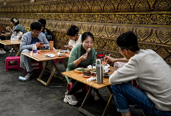 Trào lưu nằm thẳng chưa hết nguội, giới trẻ Trung Quốc chuyển sang lối sống tằn tiện khi áp lực kinh tế bủa vây, có người chọn ở tại chùa để tiết kiệm chi phí - Ảnh 1.