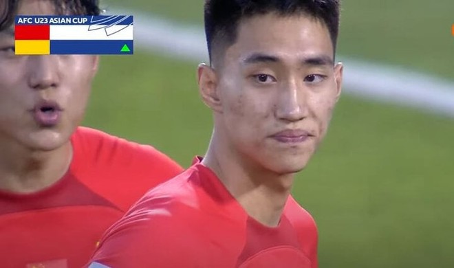 U23 Trung Quốc cho thủ môn cao 2m đá tiền đạo - Ảnh 1.