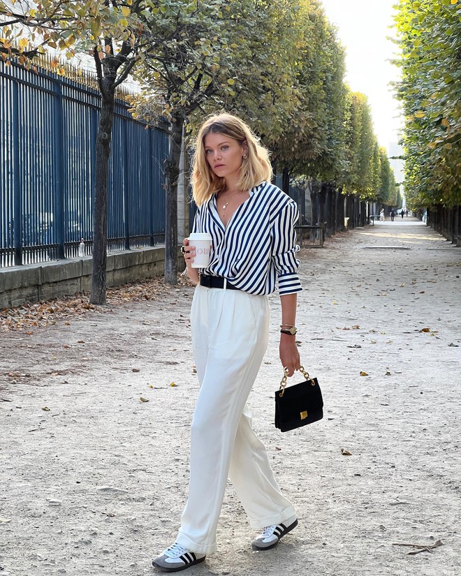 4 mẫu &aacute;o sơ mi hack tuổi được phụ nữ Ph&aacute;p diện thường xuy&ecirc;n trong m&ugrave;a h&egrave; - Ảnh 2.