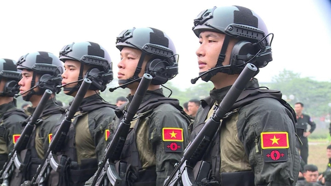 Quân phục mới của lực lượng cảnh sát đặc nhiệm: Chỉ một ký hiệu nhỏ được thêm trên vai áo nhưng có thể cứu sống sinh mạng nhiều chiến sĩ - Ảnh 1.