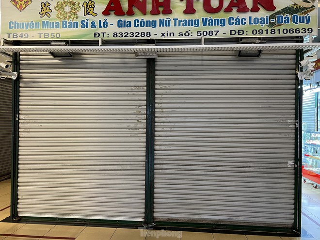 Bất thường loạt tiệm vàng ở TPHCM cửa đóng then cài - Ảnh 4.