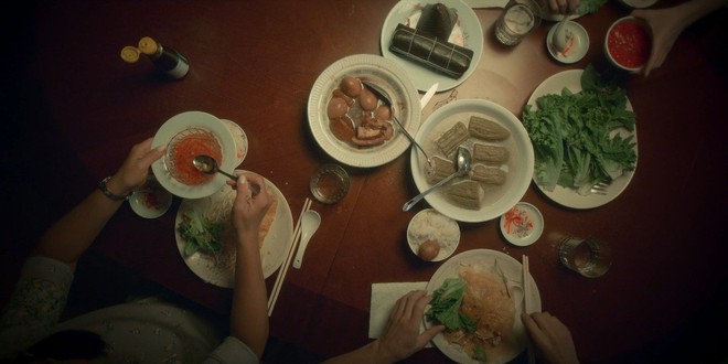 Khán giả chỉ trích bữa cơm Việt càng nhìn càng sai ở bộ phim đang top 1 toàn cầu - Ảnh 4.