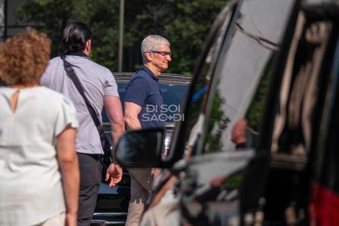 Clip: Cận cảnh CEO Tim Cook lên chuyên cơ riêng rời Việt Nam, kết thúc 2 ngày với lịch trình kín mít - Ảnh 7.