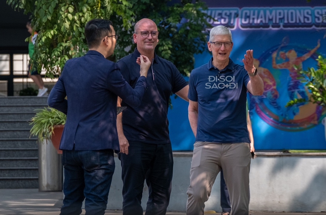 Clip: Cận cảnh CEO Tim Cook lên chuyên cơ riêng rời Việt Nam, kết thúc 2 ngày với lịch trình kín mít - Ảnh 10.