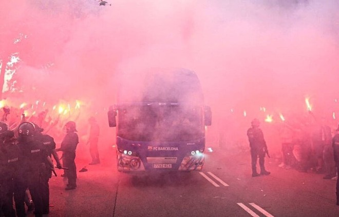 Cổ động viên Barcelona tấn công xe buýt chở đội nhà - Ảnh 1.