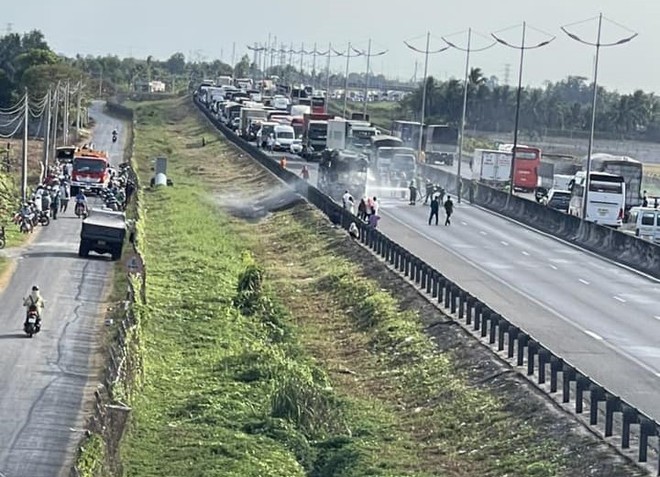 Xe chở 18 hành khách bốc cháy dữ dội, kẹt xe nghiêm trọng trên cao tốc TPHCM - Trung Lương - Ảnh 3.