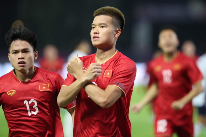 Lộ ảnh tiền đạo U23 Việt Nam được bạn gái thơm má cực tình ngay trước trận đấu với U23 Kuwait tại VCK U23 châu Á - Ảnh 2.