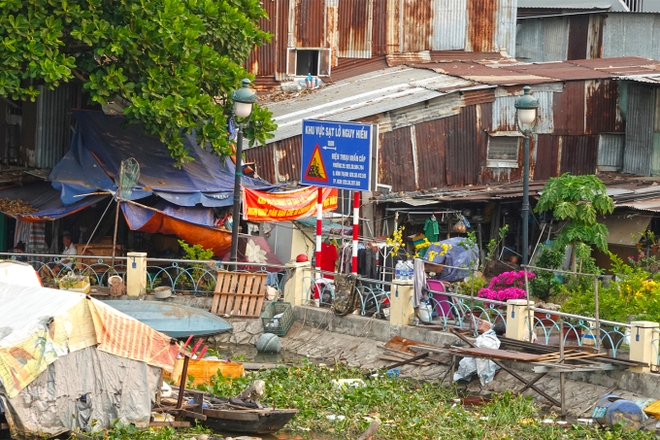 Khó tin cảnh sống ở nơi sạt lở nguy hiểm giữa TP.HCM: Nước tràn vào nhà, tường nứt toác, người già thấp thỏm - Ảnh 2.