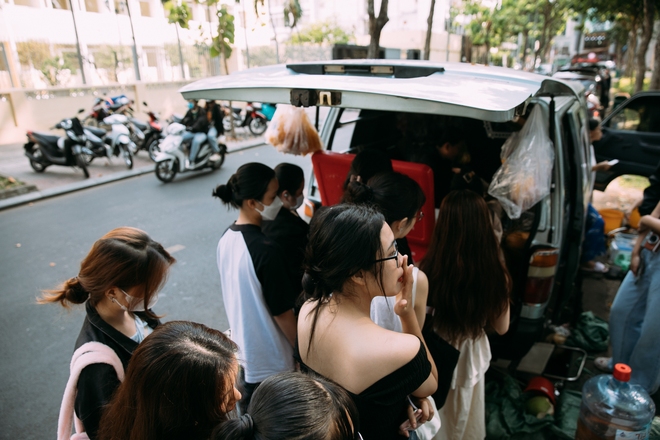 Giới trẻ Sài Gòn đổ ra đường chơi lễ Giỗ Tổ Hùng Vương, đông đúc xếp hàng tại địa điểm cà phê 