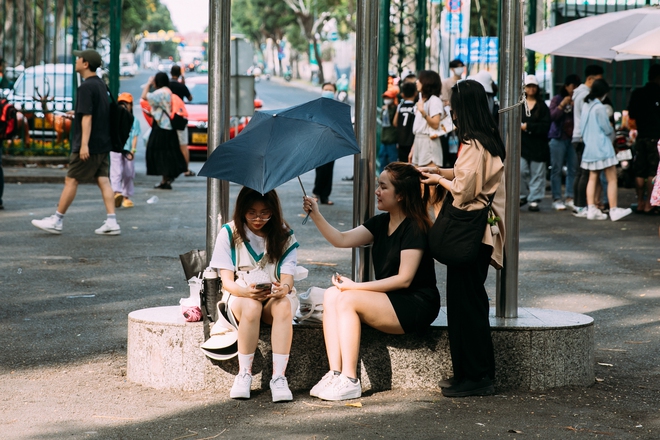 Giới trẻ Sài Gòn đổ ra đường chơi lễ Giỗ Tổ Hùng Vương, đông đúc xếp hàng tại địa điểm cà phê ruột vào sáng sớm - Ảnh 12.