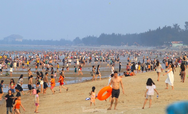 Hàng vạn du khách đổ về Cửa Lò tắm biển trong ngày giỗ Tổ Hùng Vương - Ảnh 20.