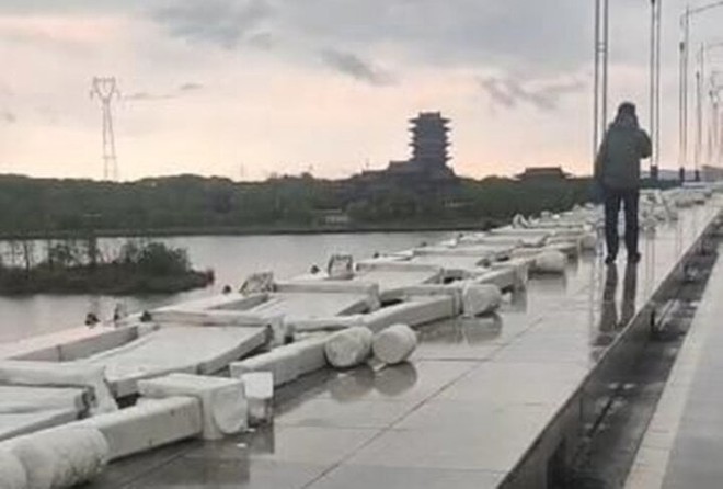 Cầu gần 700 tỷ đồng ở Trung Quốc mới xây đã bị gió thổi sập - Ảnh 1.