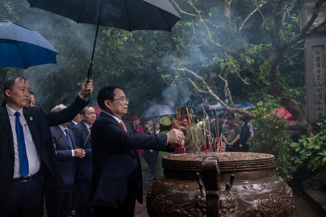 Ảnh: Hàng vạn du khách chen chân lên đền Hùng dâng hương mặc trời mưa tầm tã, nhiều người chờ xuyên đêm để dự lễ - Ảnh 6.