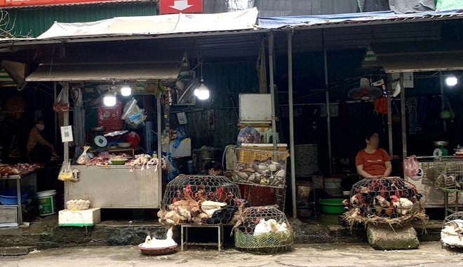 Nguy cơ ngộ độc thực phẩm mùa nắng nóng: Rùng mình với cảnh bày bán thực phẩm mất vệ sinh - Ảnh 3.