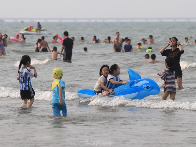 Hàng vạn du khách đổ về Cửa Lò tắm biển trong ngày giỗ Tổ Hùng Vương - Ảnh 9.