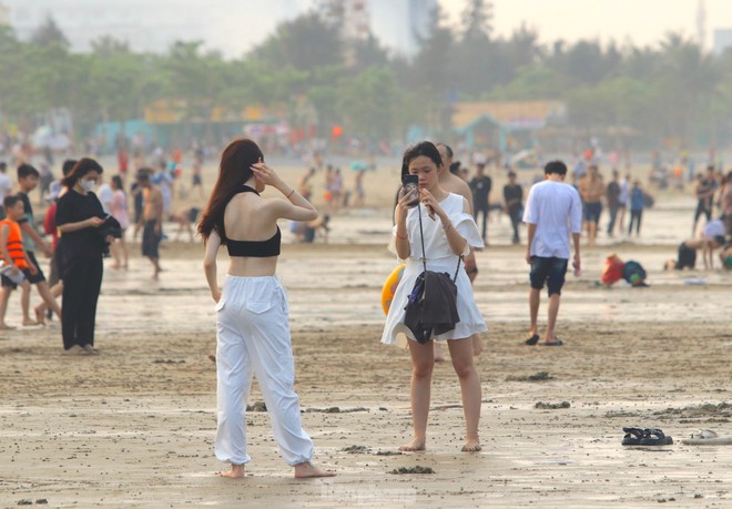 Hàng vạn du khách đổ về Cửa Lò tắm biển trong ngày giỗ Tổ Hùng Vương - Ảnh 6.