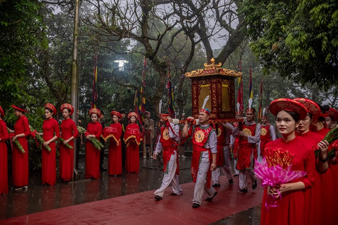 Ảnh: Hàng vạn du khách chen chân lên đền Hùng dâng hương mặc trời mưa tầm tã, nhiều người chờ xuyên đêm để dự lễ - Ảnh 3.