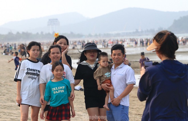 Hàng vạn du khách đổ về Cửa Lò tắm biển trong ngày giỗ Tổ Hùng Vương - Ảnh 5.